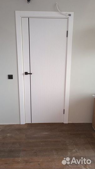 Дверь межкомнатная белая с фрезеровкой