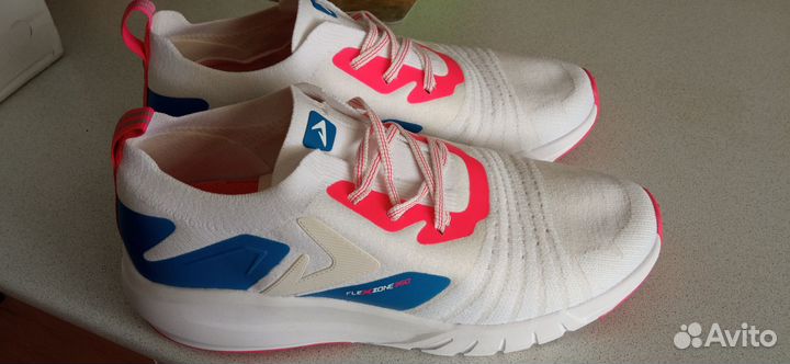 Продам новые женские кроссовки Demix