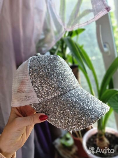 Кепка и кеды