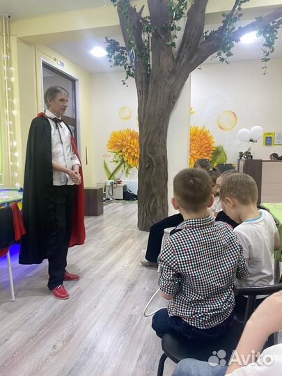 Фокусник иллюзионист с кроликом