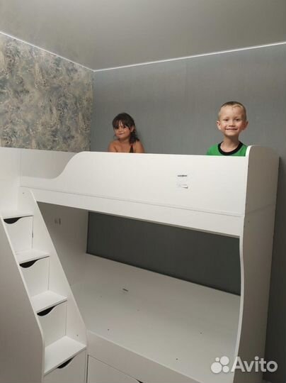 Двухъярусная кровать с лестницей-комод