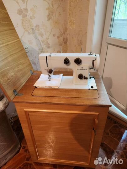 Швейная машина Чайка 142 М