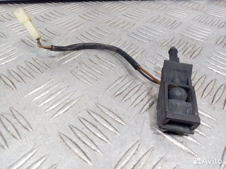 Б/У Форсунка омывателя лобового стекла#001