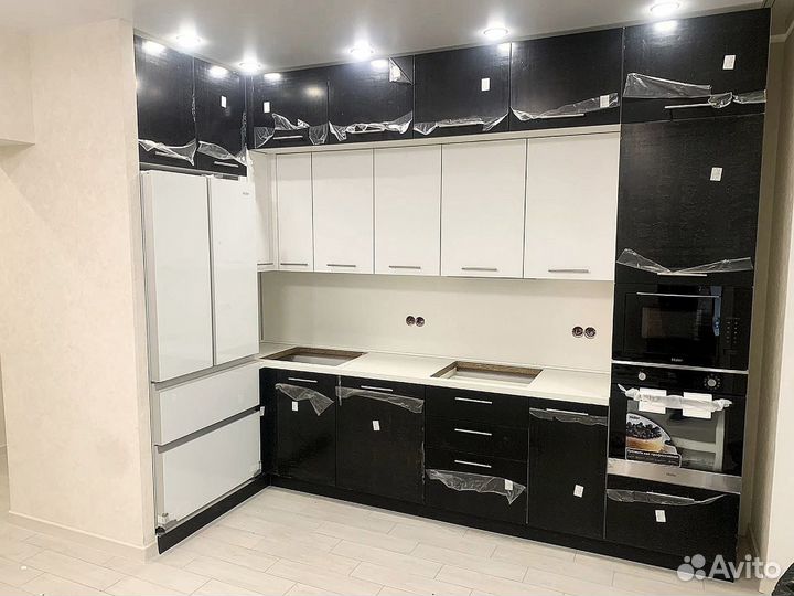 Угловая кухня на заказ в черно-белом цвете