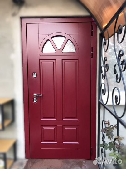 Входная уличная дверь Барселона