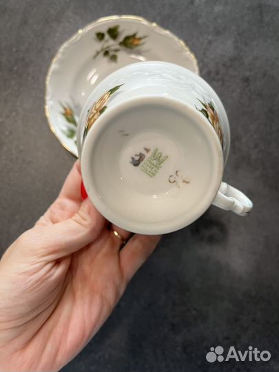 Фарфоровая чашечка с блюдцем