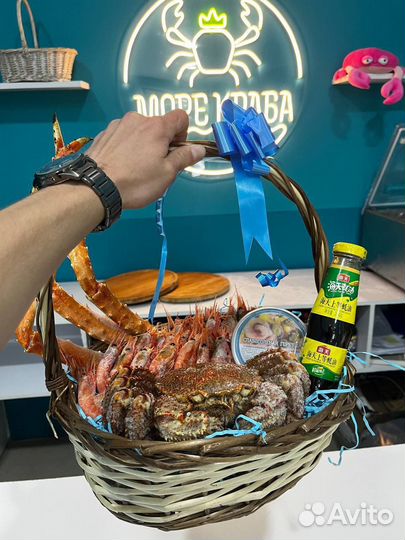 Корзинка подарочная с морепродуктами