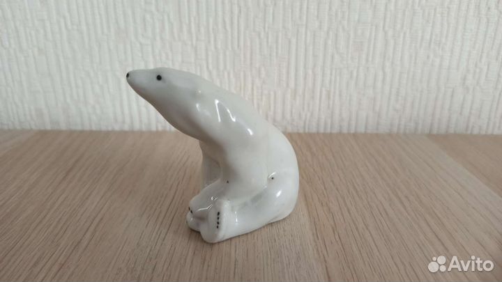 Фарфоровая статуэтка белый медведь
