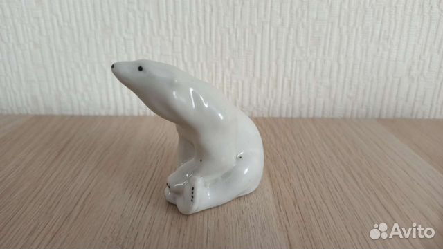 Фарфоровая статуэтка белый медведь