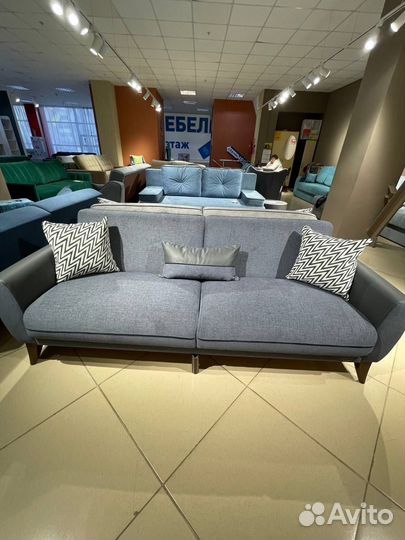 Диван трехместный