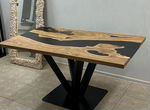 Обеденный стол из дерева и смолы