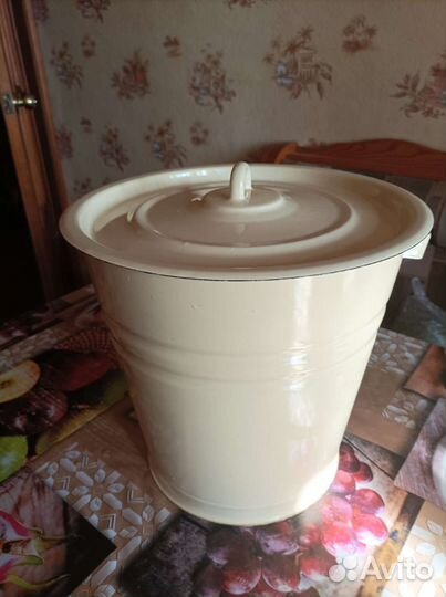 Эмалированное ведро с крышкой