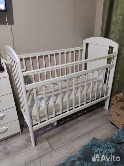 Детская кроватка с поперечным маятником