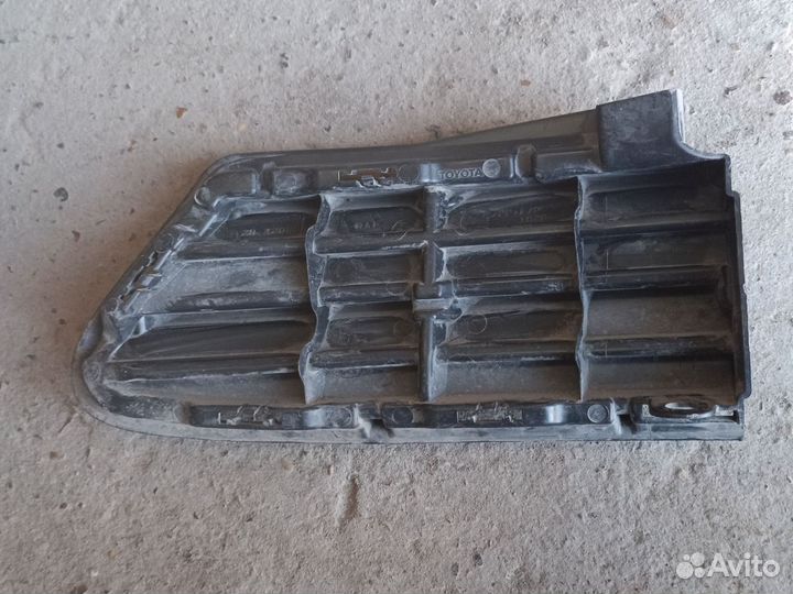 Решётка переднего бампера левая toyota RAV4