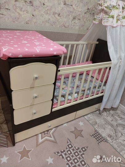 Детская кроватка с маятником и комодом