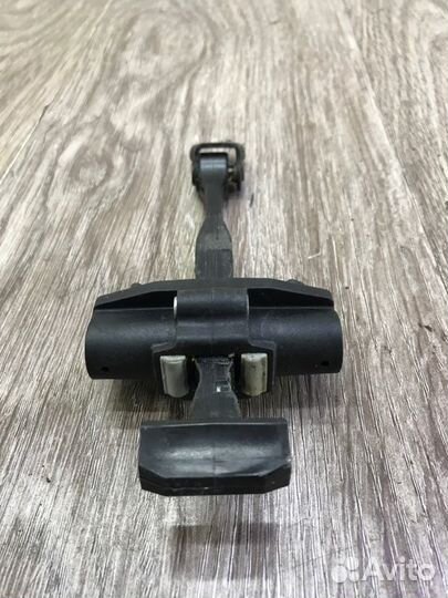 Ограничитель двери передний левый Opel Astra K