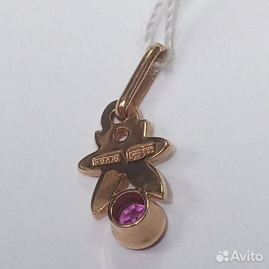 Золотая подвеска с корундом