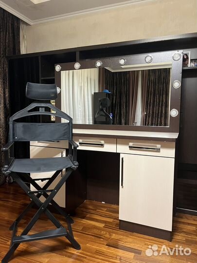 Стол со стулом для макияжа с зеркалом