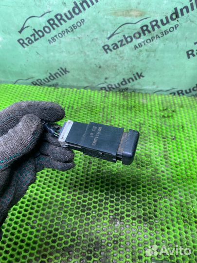 Кнопка аварийки Mitsubishi Carisma