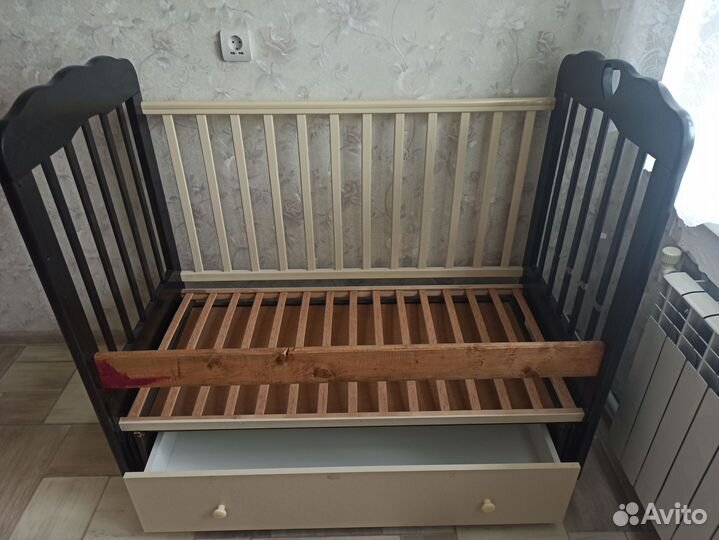 Детская кроватка с маятником и ящиком