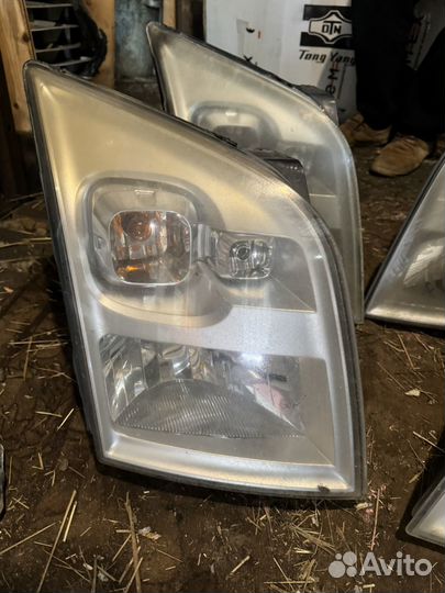 Передние фары Ford Transit