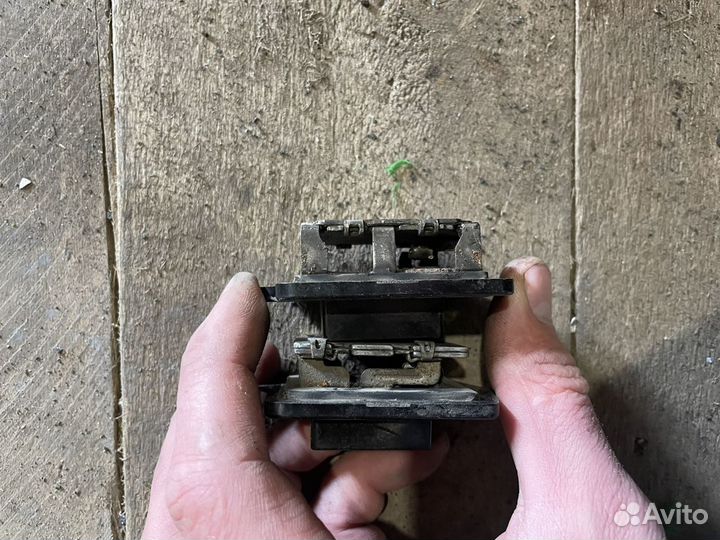 Резистор вентилятора отопителя печки салона Сузуки