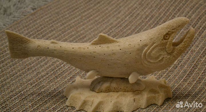 Статуэтка рыбы из кости. бивня. Кета. Лосось