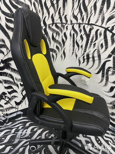 Простое игровое кресло (желтое, новое)