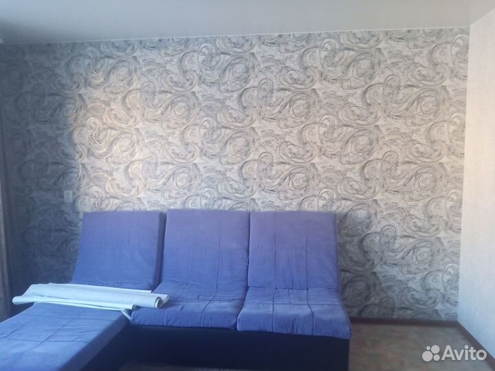 Клеить обои