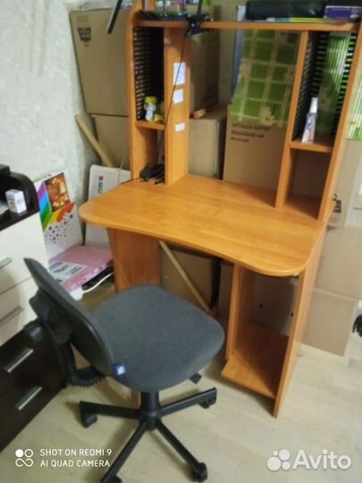 Холодильник и компьютерный стол вместе со стулом