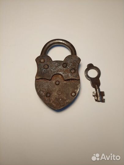 Навесной замок старинный