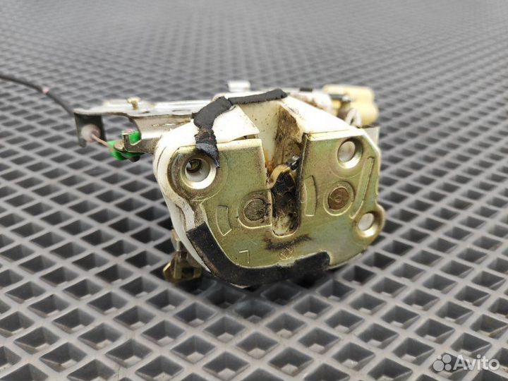 Замок двери передней левой Toyota Vitz SCP10 1.0