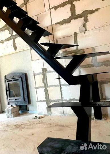 Лестница с забежными ступенями в коттедж