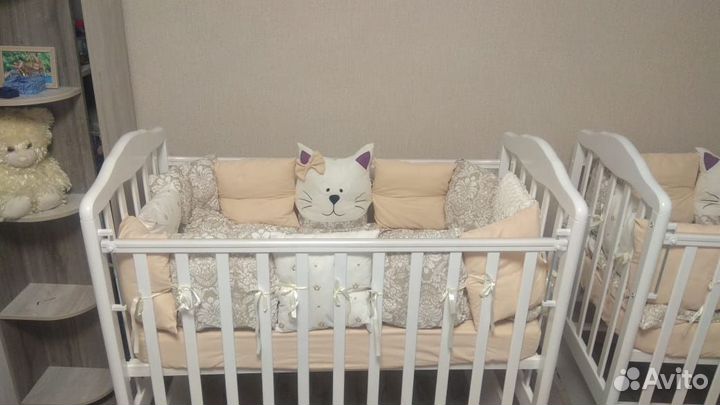 Детская кроватка с маятником