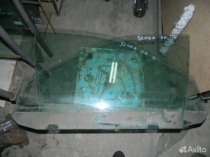 Стекло боковое Skoda Octavia