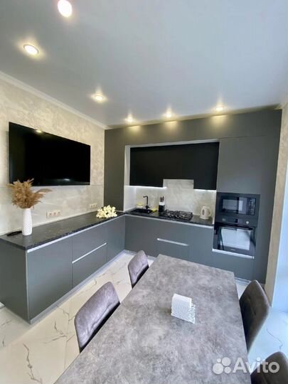 Кухня на заказ под потолок