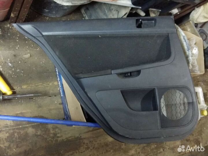 Обшивка задней левой дверей Mitsubishi lancer 10