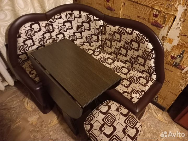 Кухонный уголок со столом и табуретками