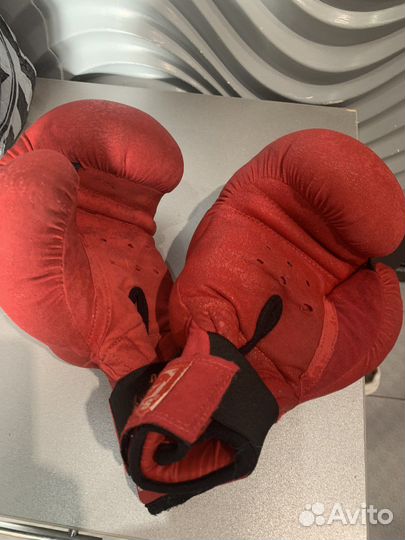Перчатки и шлем для бокса