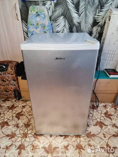 Холодильник мини Midea. Объём 93л, Высота 85см