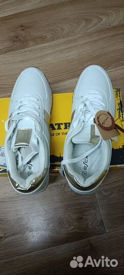 Кроссовки женские