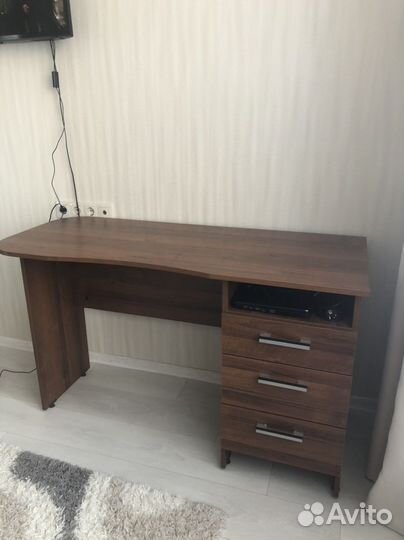 Письменный стол (офисный стол)