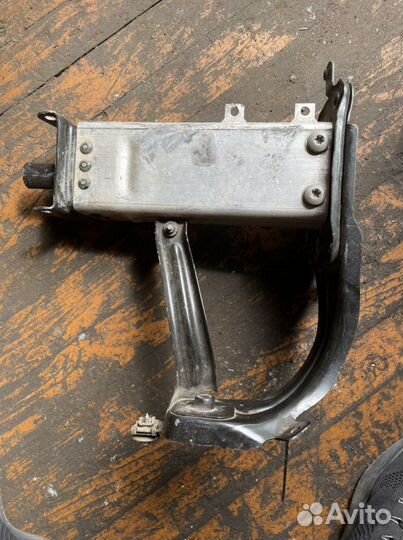 Кронштейн лонжерона правый mercedes w211