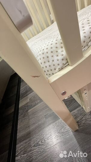 Детская кроватка с маятником