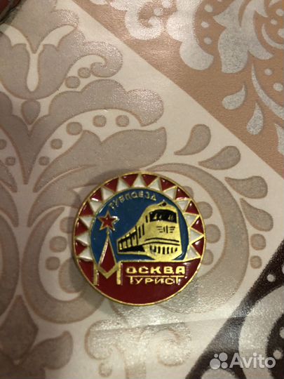 Значок москва турист