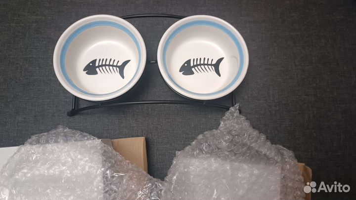 Две миски для кошек с подставкой