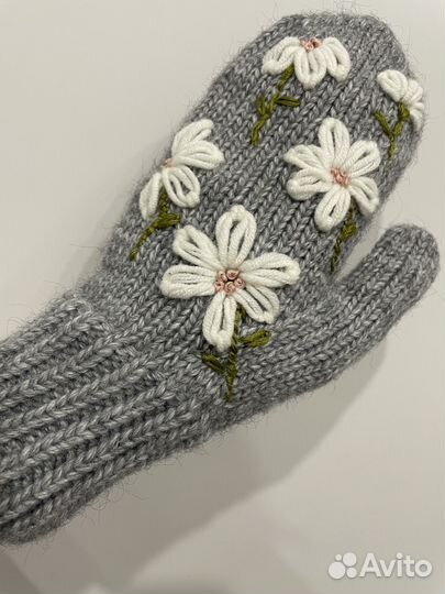 Варежки вязанные с ромашкой, ручная вышивка