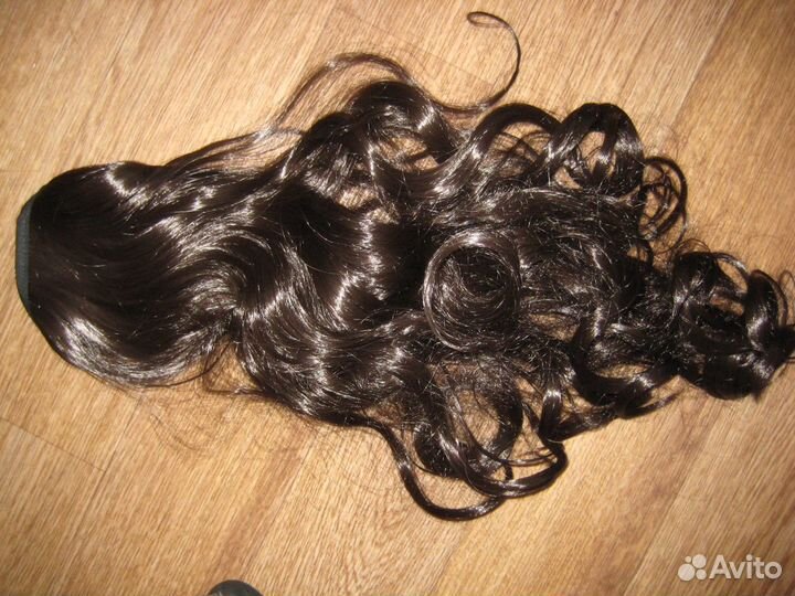 Хвостики длинные кудрявые на ленте и крабе