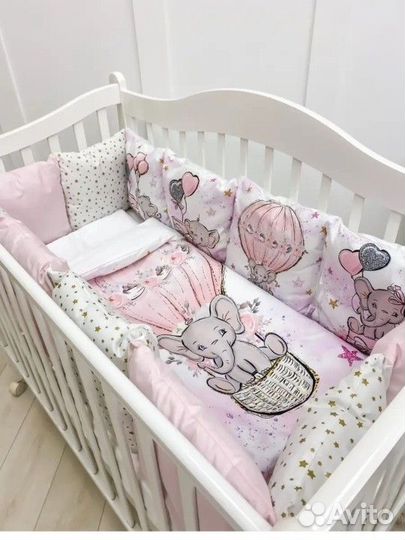 Комплект бортиков и постельного белья в кроватку0+