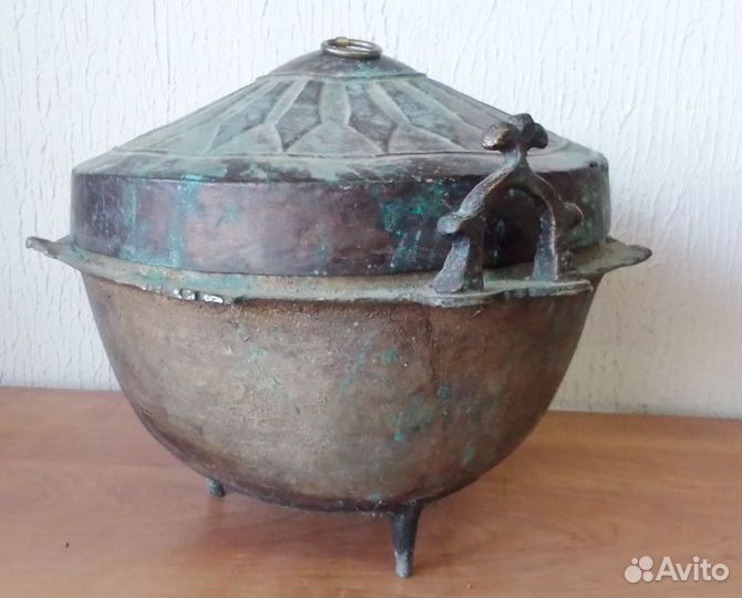 Старинный бронзовый казан на ножках
